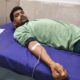 सिविल अस्पताल नारनौल में रक्तदान करते प्रदीप सैनी।