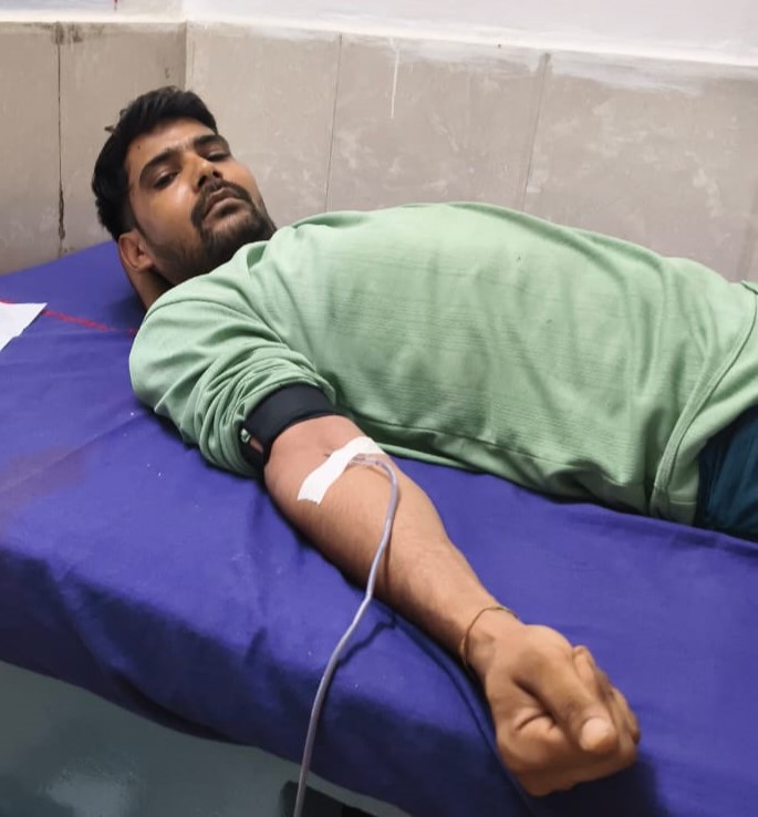 सिविल अस्पताल नारनौल में रक्तदान करते प्रदीप सैनी।