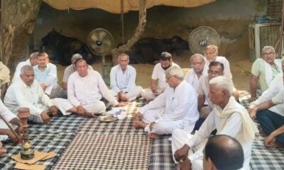 पीड़ित परिवार को ढांढस बंधाते हुए बसपा नेता अतरलाल एडवोकेट।