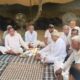 पीड़ित परिवार को ढांढस बंधाते हुए बसपा नेता अतरलाल एडवोकेट।