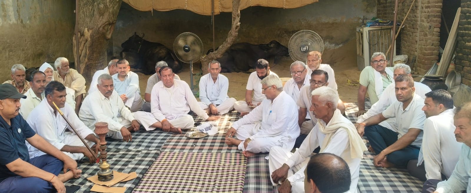 पीड़ित परिवार को ढांढस बंधाते हुए बसपा नेता अतरलाल एडवोकेट।