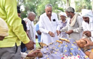 दिवंगत शरबती देवी को श्रद्धा सुमन अर्पित करते परिजन व ग्रामवासी।