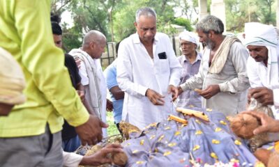 दिवंगत शरबती देवी को श्रद्धा सुमन अर्पित करते परिजन व ग्रामवासी।