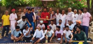गुजरवास क्रिकेट टूर्नामेंट में विजेता महेंद्रगढ़ टीम को ट्रॉफी और नकद पुरस्कार देते अतिथि।
