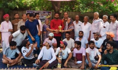 गुजरवास क्रिकेट टूर्नामेंट में विजेता महेंद्रगढ़ टीम को ट्रॉफी और नकद पुरस्कार देते अतिथि।