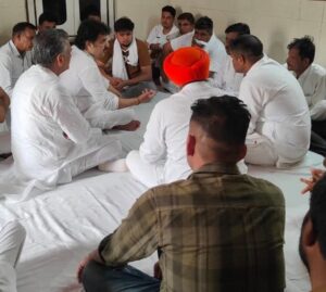 खारा खेड़ी गांव में पूर्व सरपंच राजेंद्र खिलेरी को श्रद्धांजलि अर्पित करते कुलदीप बिश्नोई।
