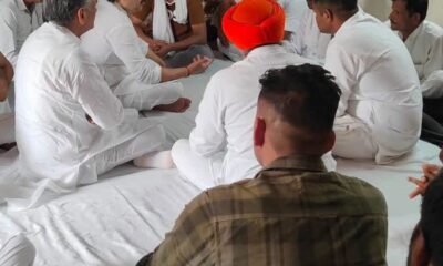 खारा खेड़ी गांव में पूर्व सरपंच राजेंद्र खिलेरी को श्रद्धांजलि अर्पित करते कुलदीप बिश्नोई।