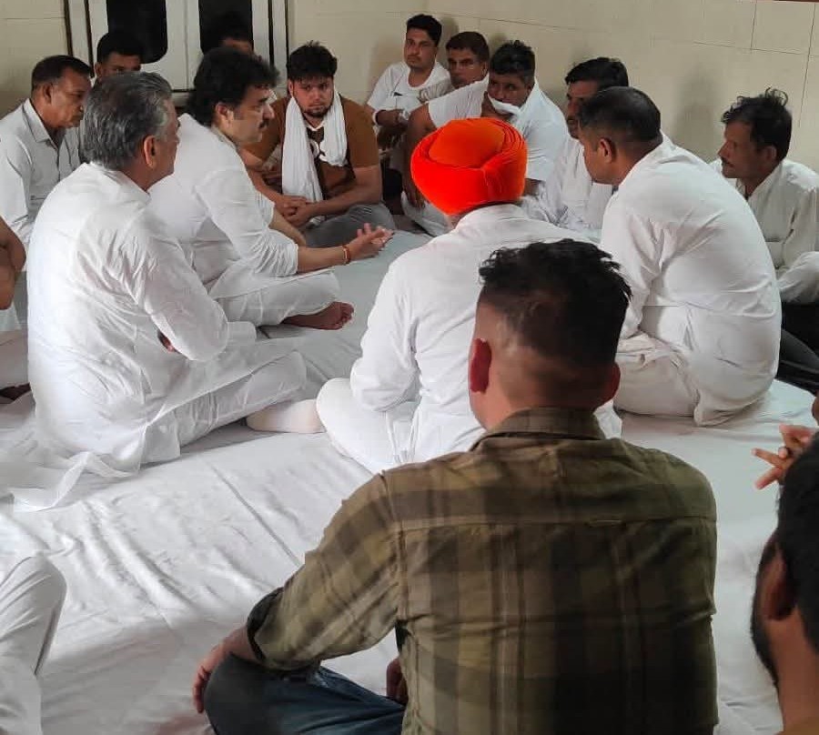 खारा खेड़ी गांव में पूर्व सरपंच राजेंद्र खिलेरी को श्रद्धांजलि अर्पित करते कुलदीप बिश्नोई।