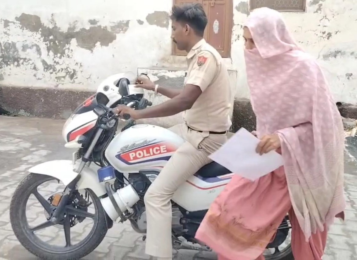 HTET परीक्षा के लिए महिला अभ्यर्थी को बाइक पर परीक्षा केंद्र पहुंचाते नूंह पुलिस के राइडर।